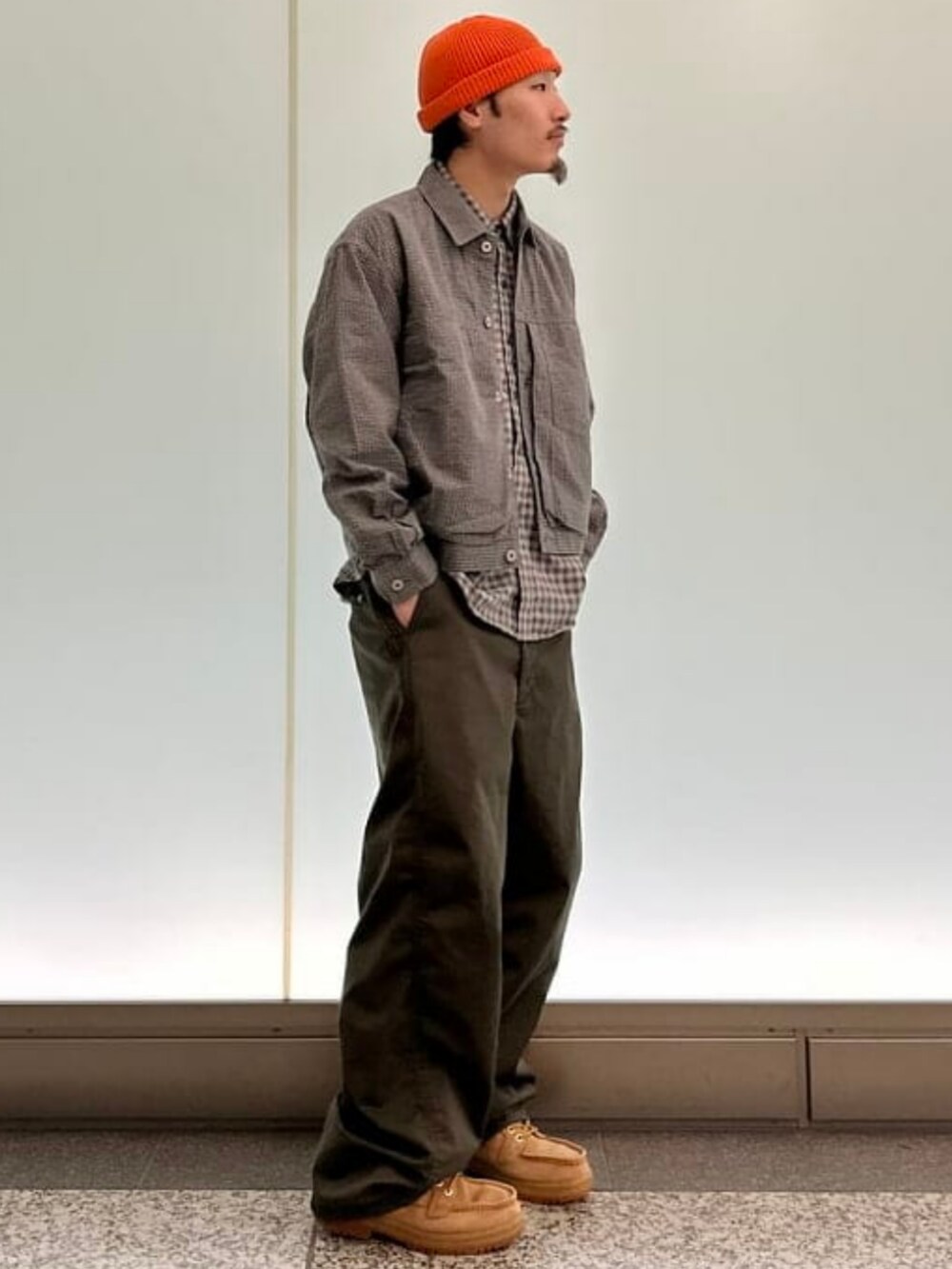 グレー系のシャツ/ブラウス、グレー系のブルゾン、グリーン系のその他パンツを着用したメンズの春コーディネートの2枚目の写真