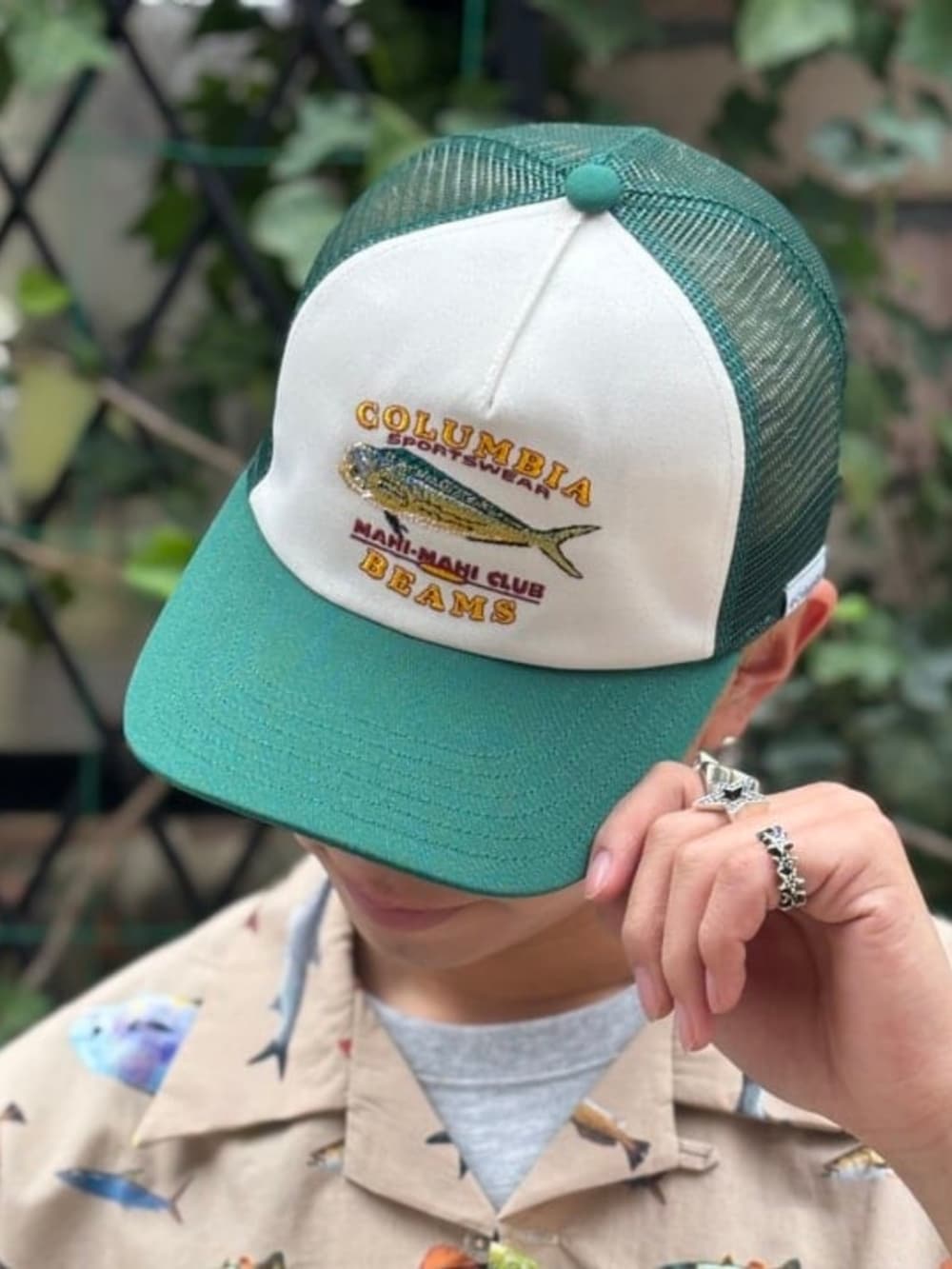 ベージュ系のシャツ/ブラウス、グレー系のTシャツ/カットソー、グリーン系のキャップを着用したメンズの夏コーディネートの3枚目の写真