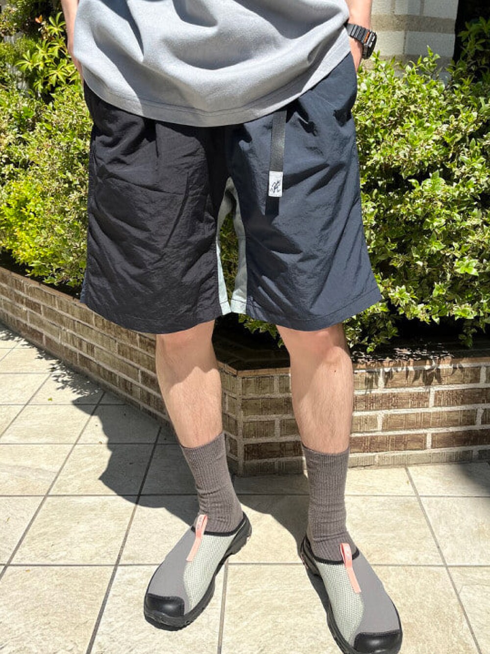 グレー系のTシャツ/カットソー、その他のその他パンツ、ベージュ系のハットを着用したメンズの春コーディネートの5枚目の写真