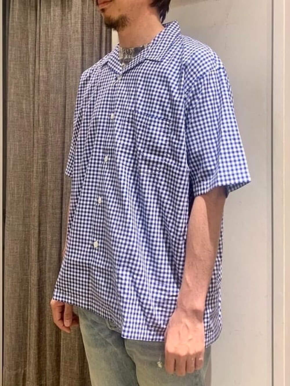 ブルー系のシャツ/ブラウスを着用したメンズの夏コーディネートの3枚目の写真