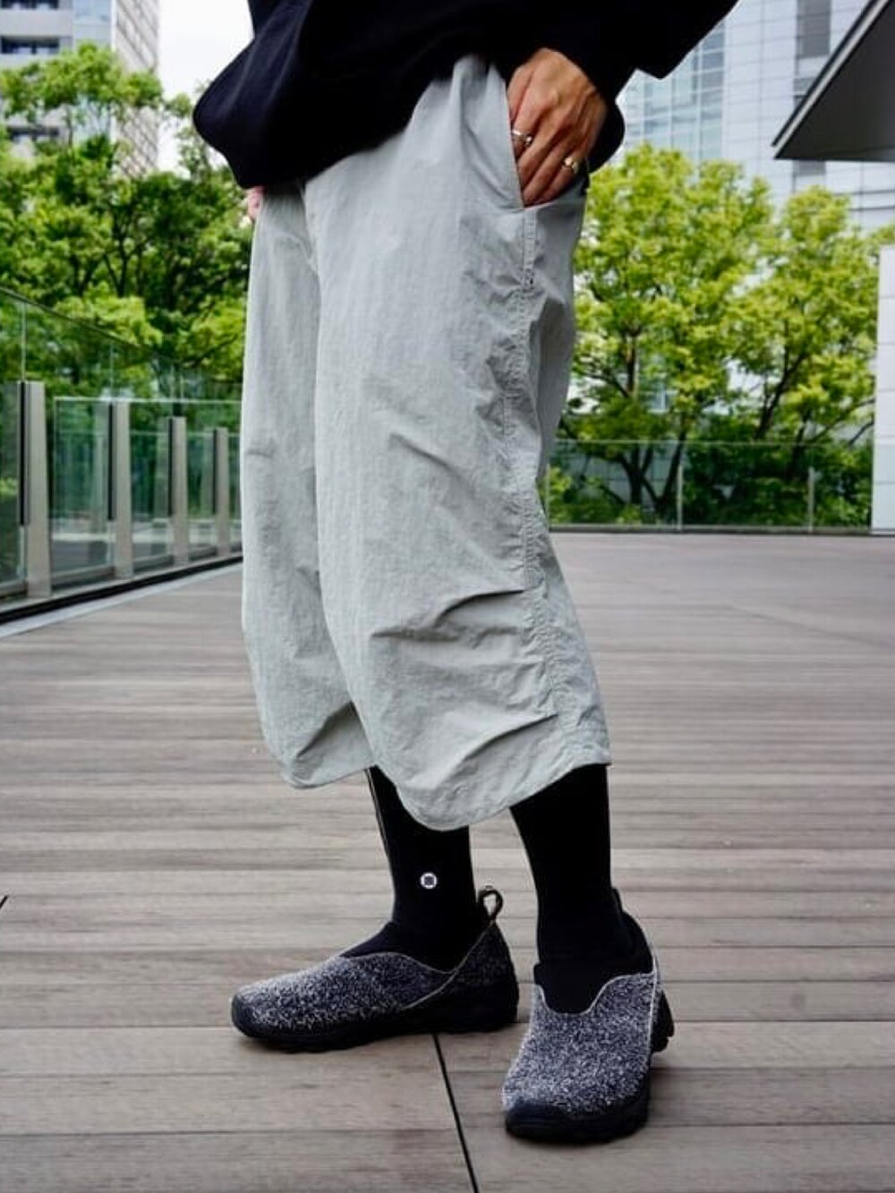 ブラック系のパーカー、グレー系のその他パンツ、ブルー系のキャップを着用したメンズの秋コーディネートの4枚目の写真