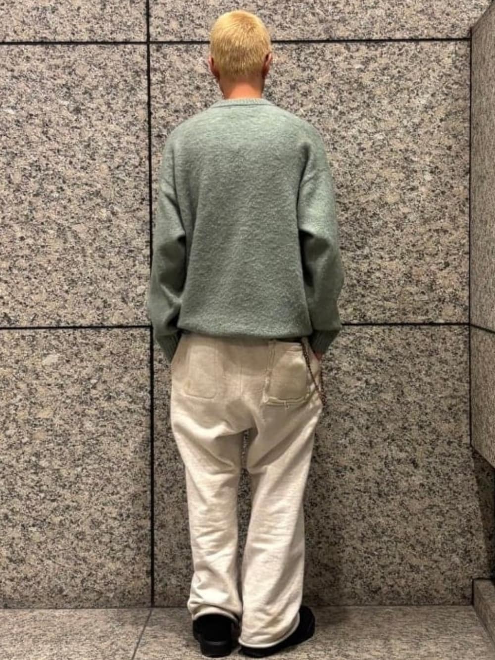 ブラック系のブーツ、グリーン系のニット/セーターを着用したメンズの冬コーディネートの2枚目の写真