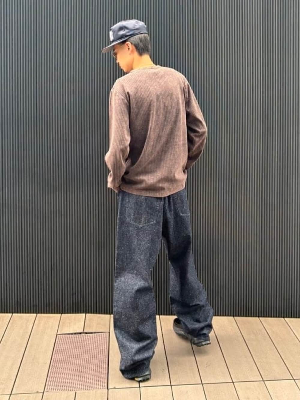 ブラウン系のTシャツ/カットソー、ブルー系のデニムパンツを着用したメンズの夏コーディネートの2枚目の写真