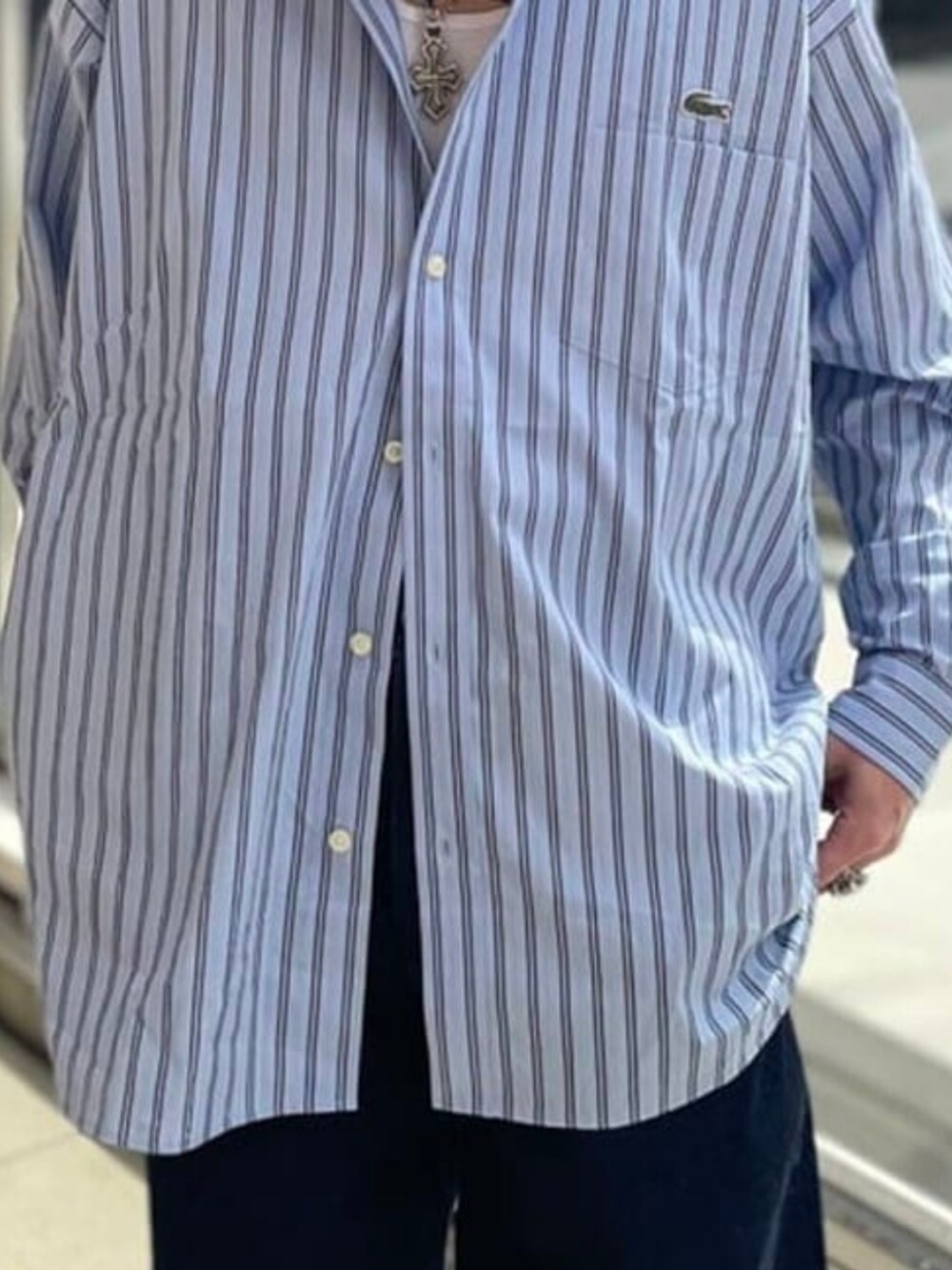 ブルー系のシャツ/ブラウスを着用したメンズの春コーディネートの2枚目の写真