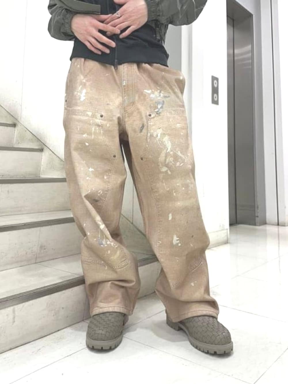 ベージュ系のその他パンツ、グリーン系のブルゾンを着用したメンズの春コーディネートの2枚目の写真