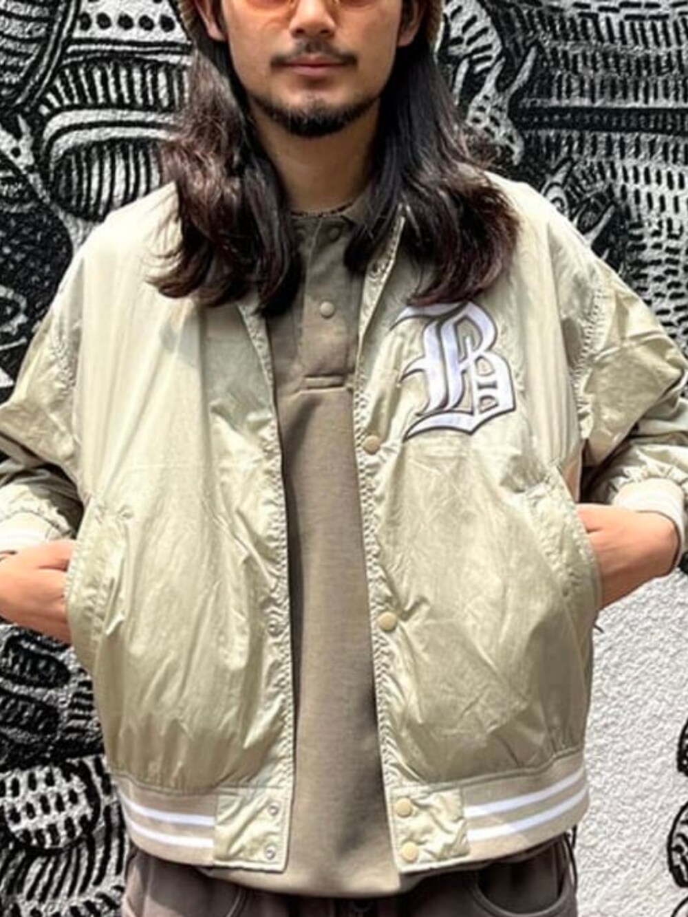 ベージュ系のポロシャツ、ベージュ系のブルゾン、ベージュ系のハンチング/ベレー帽を着用したメンズの夏コーディネートの4枚目の写真