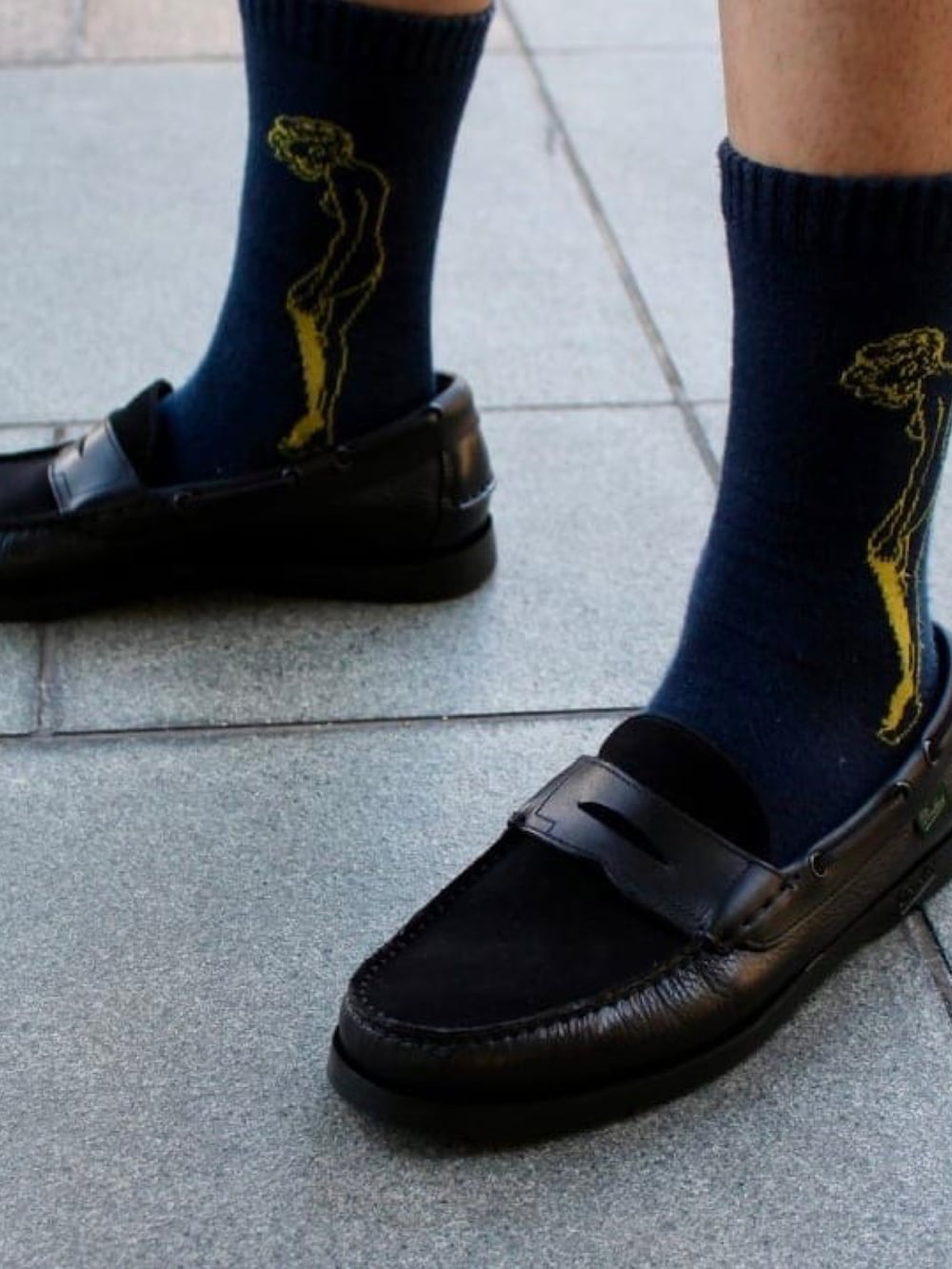 ブラウン系のシャツ/ブラウス、ブラック系のローファーを着用したメンズの夏コーディネートの2枚目の写真