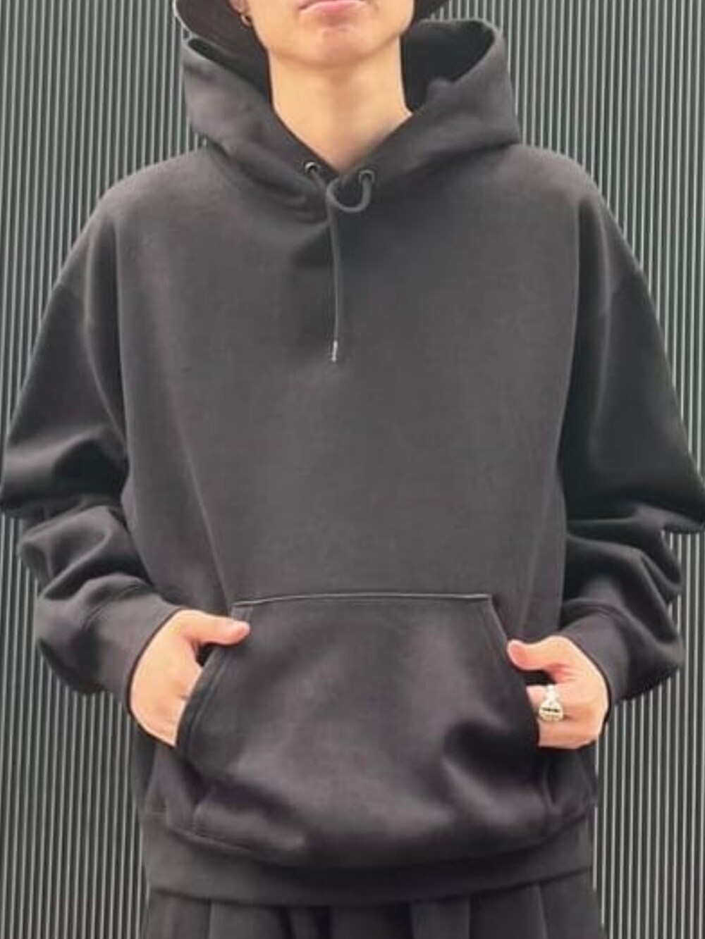 ブラック系のスウェットパンツ、ブラック系のパーカーを着用したメンズの夏コーディネートの4枚目の写真