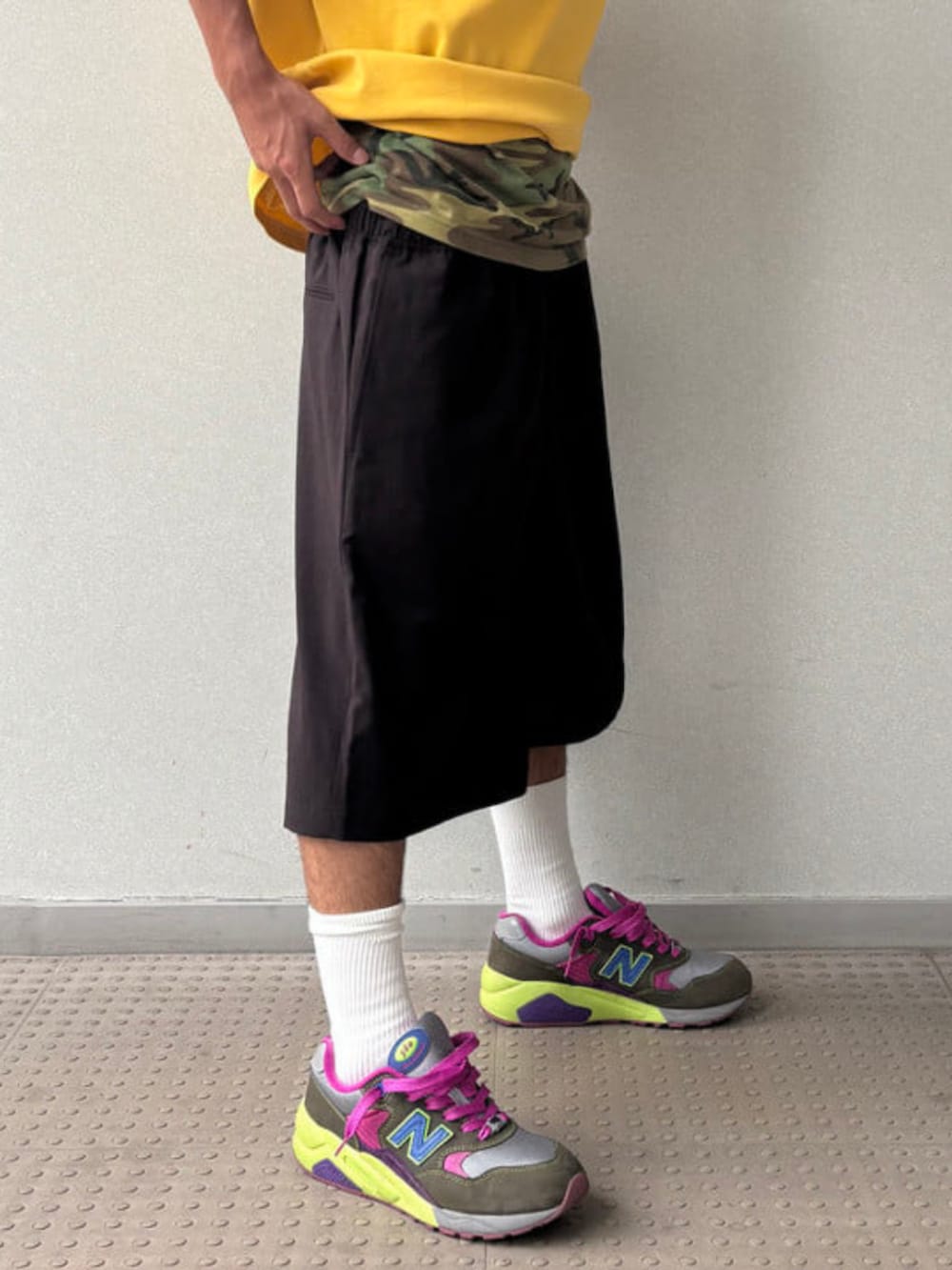 ブラウン系のその他パンツ、イエロー系のTシャツ/カットソーを着用したメンズの夏コーディネートの3枚目の写真