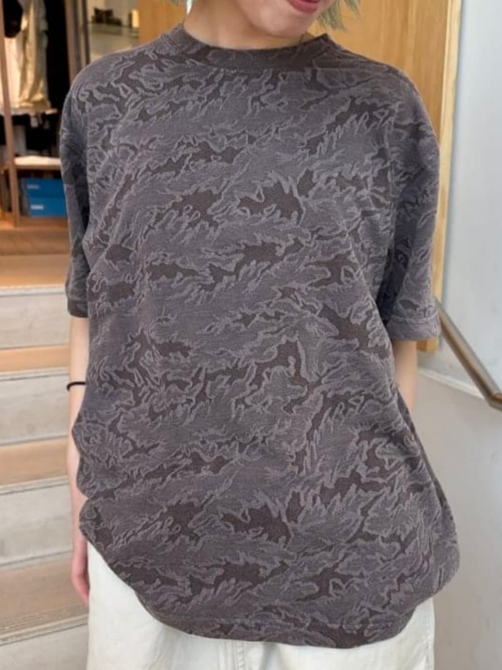 ブラウン系のTシャツ/カットソー、ホワイト系のその他パンツ、レッド系のキャップを着用したメンズの春コーディネートの4枚目の写真