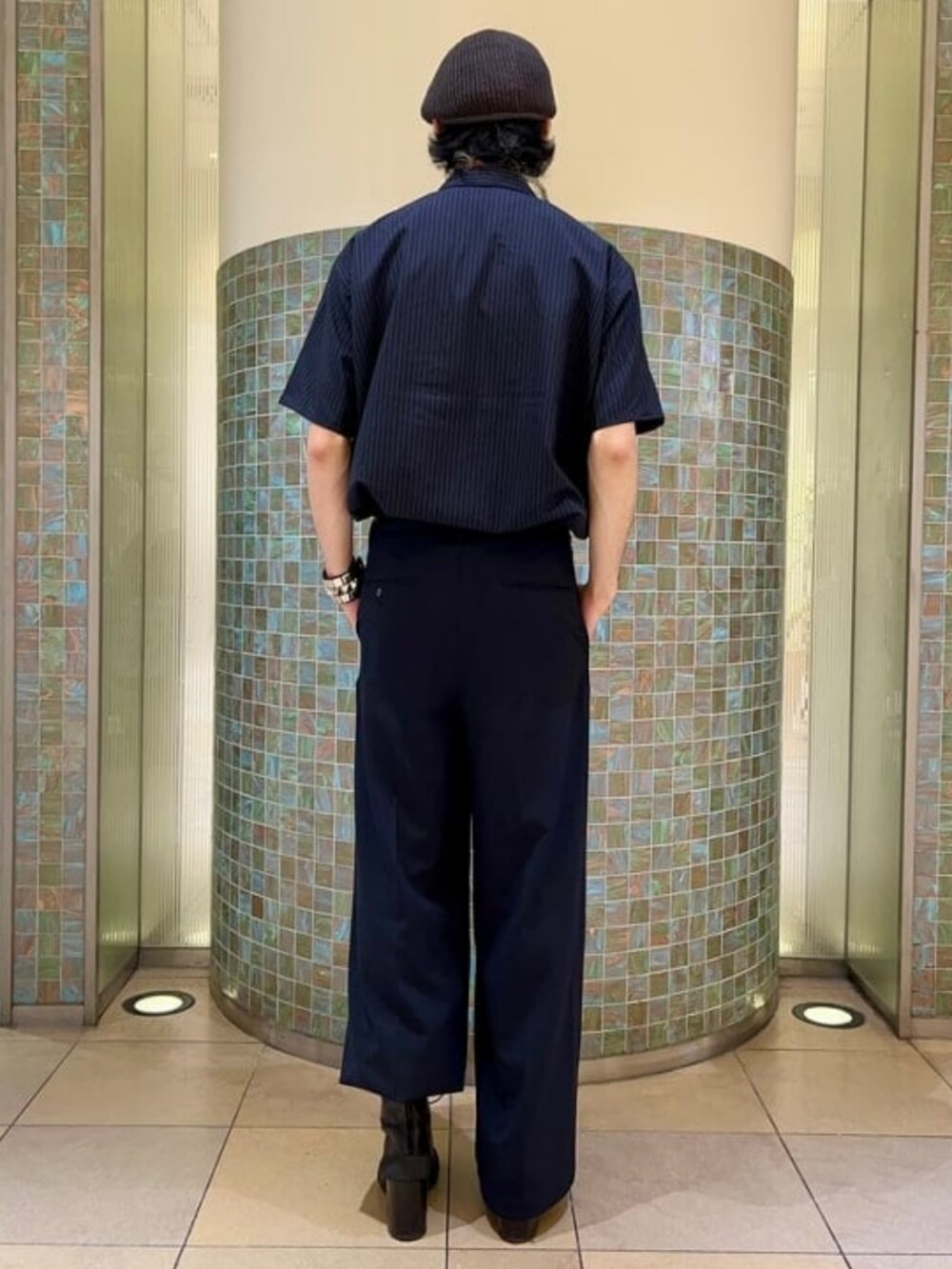 ブルー系のシャツ/ブラウス、ブルー系のスラックスを着用したメンズの春コーディネートの2枚目の写真