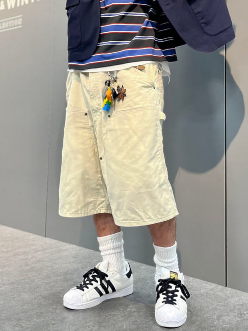 ベージュ系のその他パンツ、ホワイト系のスニーカー、ブルー系のテーラードジャケットを着用したメンズの夏コーディネートの5枚目の写真