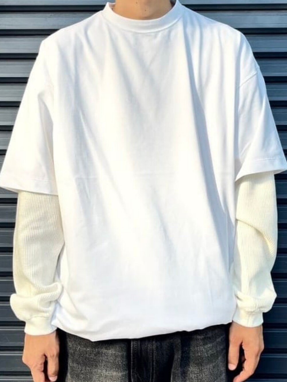 ホワイト系のTシャツ/カットソー、ブラック系のデニムパンツ、ホワイト系のTシャツ/カットソーを着用したメンズの夏コーディネートの3枚目の写真