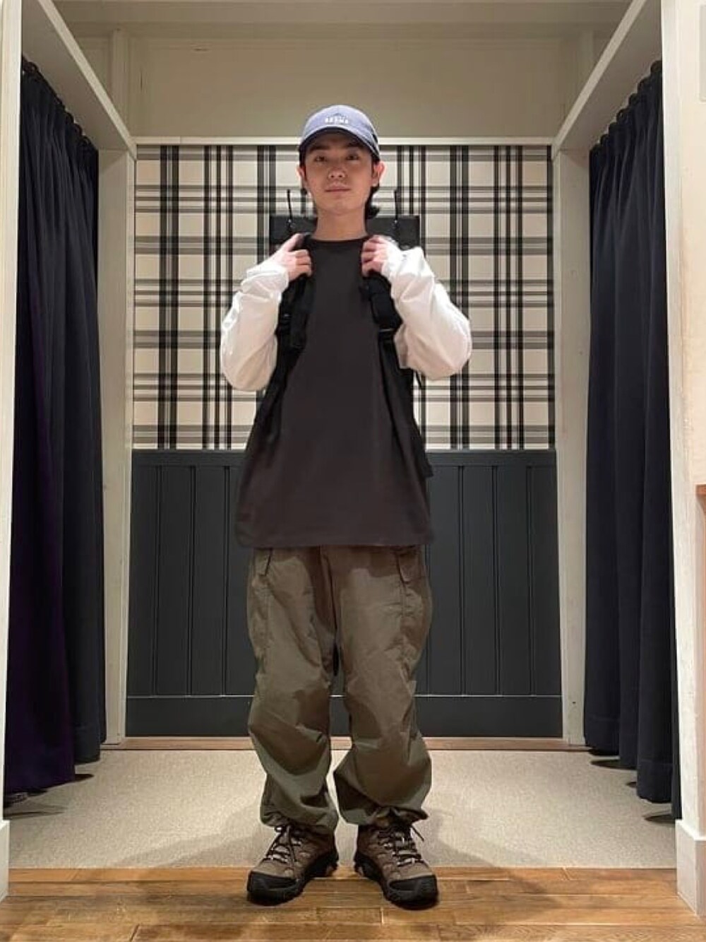 ブラック系のTシャツ/カットソー、グリーン系のカーゴパンツ、グリーン系のスニーカーを着用したメンズの春コーディネートの2枚目の写真