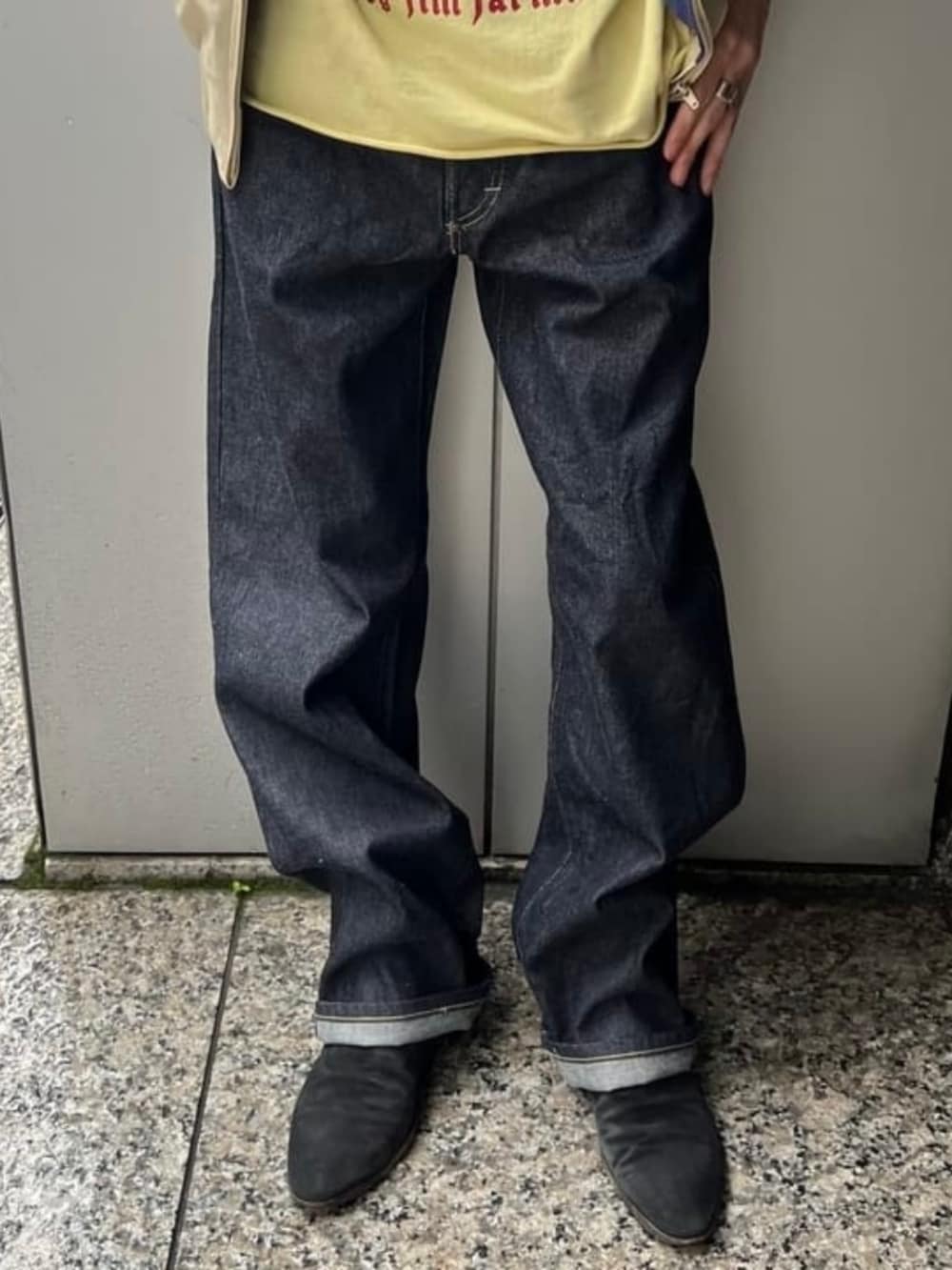 ブルー系のデニムパンツ、ベージュ系のブルゾンを着用したメンズの夏コーディネートの4枚目の写真