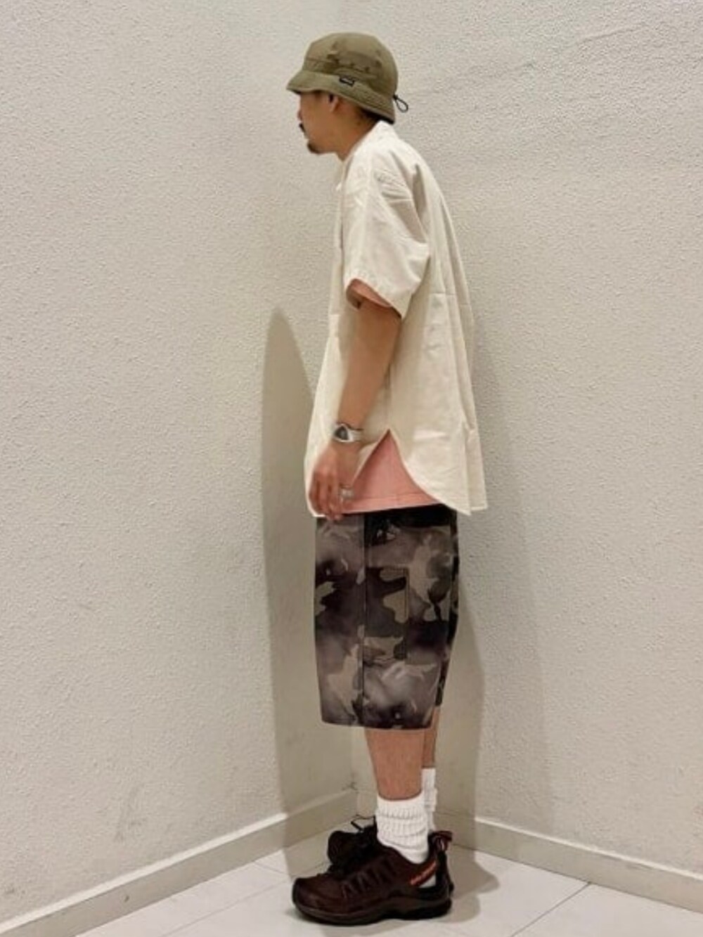 ベージュ系のシャツ/ブラウス、ピンク系のTシャツ/カットソー、その他のその他パンツを着用したメンズの春コーディネートの2枚目の写真