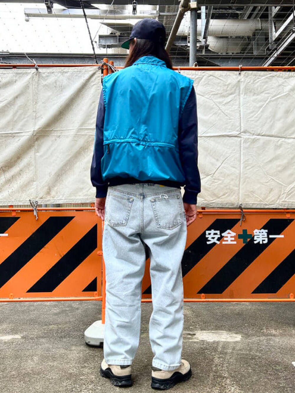 ブルー系のベストを着用したメンズの春コーディネートの3枚目の写真