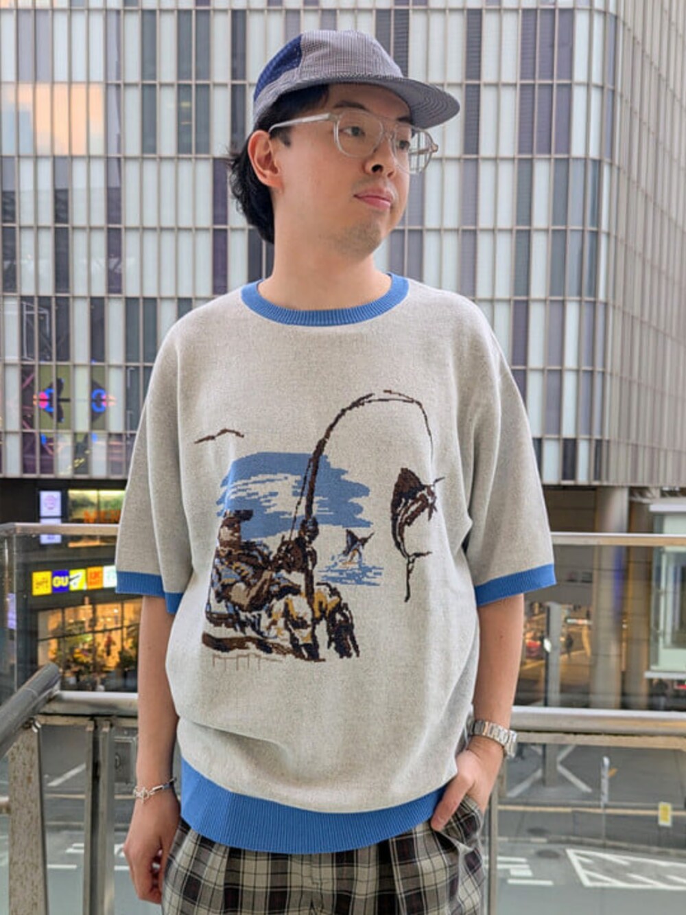 ベージュ系のその他パンツ、ブルー系のTシャツ/カットソーを着用したメンズの春コーディネートの6枚目の写真