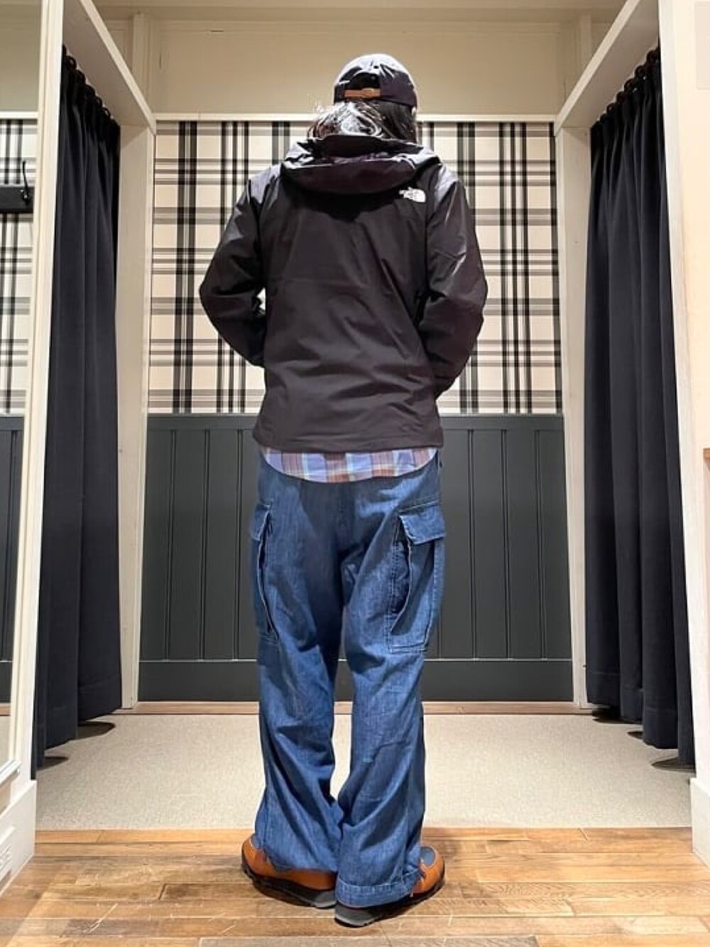 ブラック系のブルゾン、ブルー系のシャツ/ブラウス、ブルー系のカーゴパンツを着用したメンズの春コーディネートの3枚目の写真