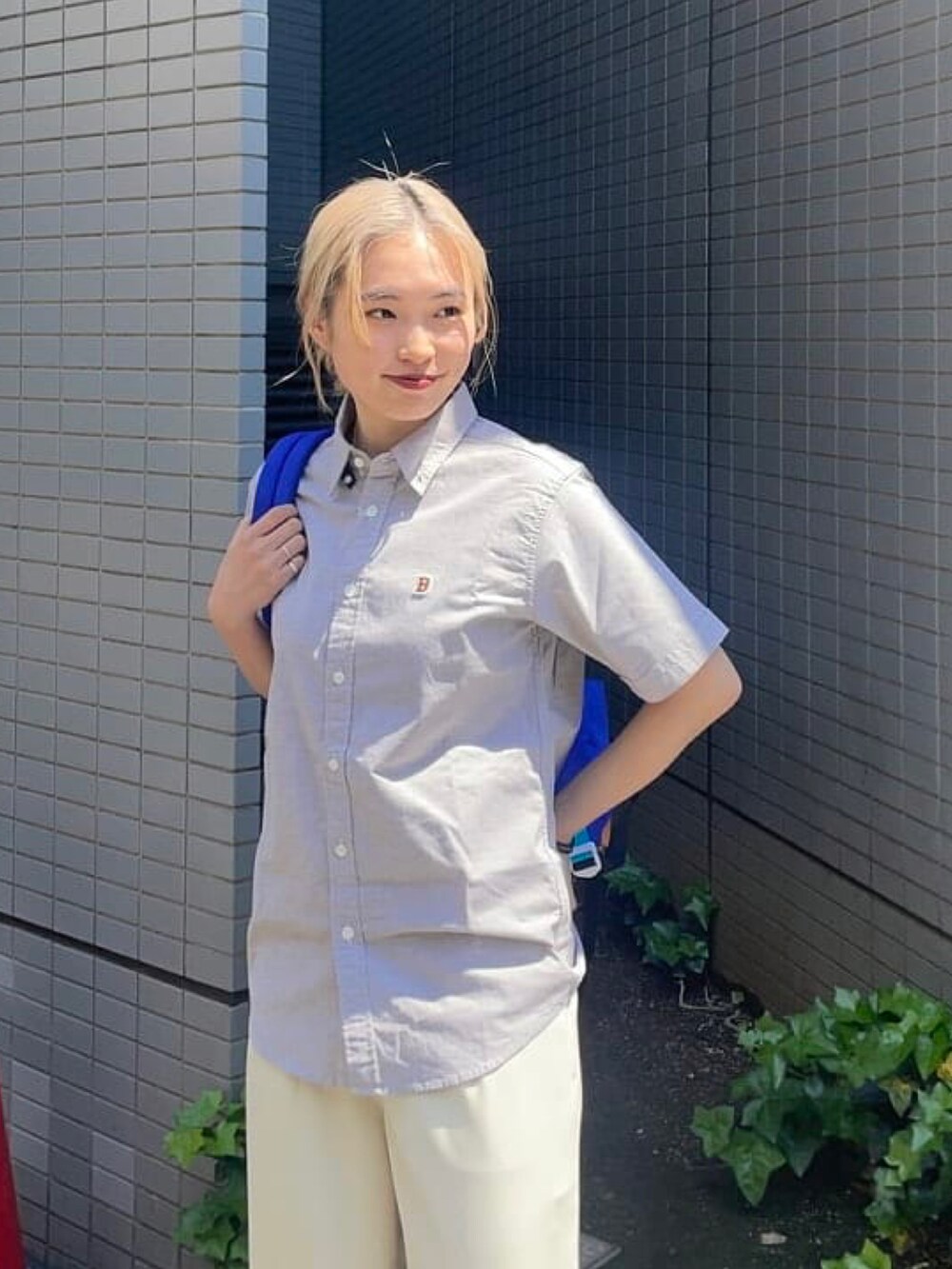 ブラウン系のシャツ/ブラウスを着用したレディースの夏コーディネートの2枚目の写真