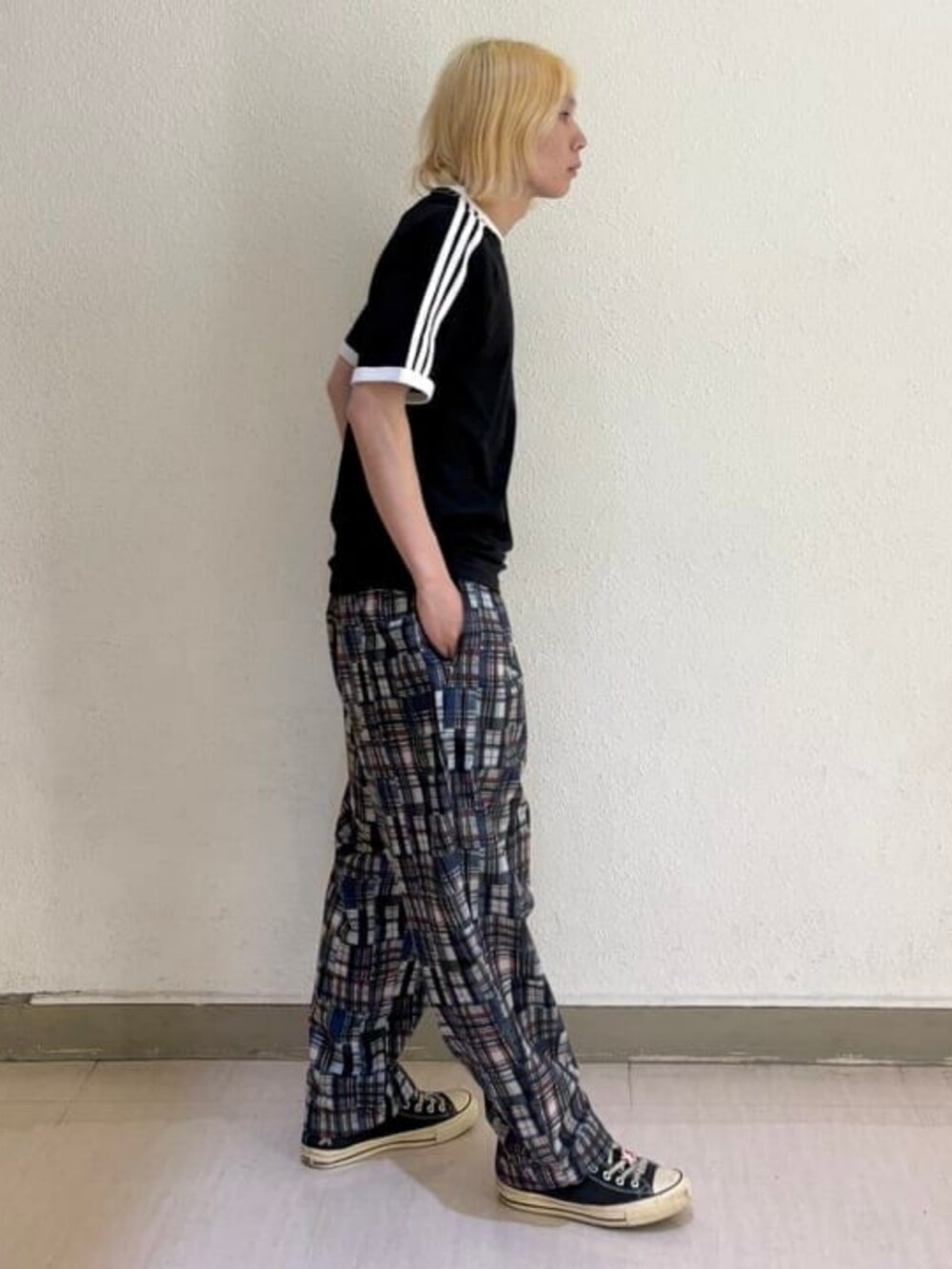 ブラック系のTシャツ/カットソーを着用したメンズの夏コーディネートの3枚目の写真