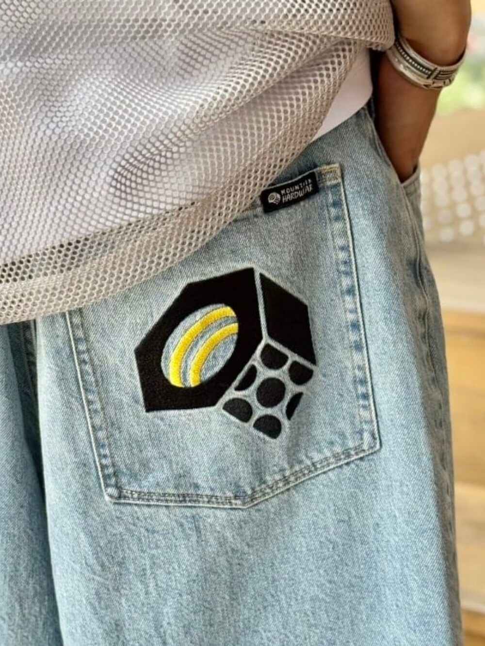 ブルー系のその他パンツ、ホワイト系のTシャツ/カットソー、ブラック系のサンダルを着用したメンズの夏コーディネートの3枚目の写真