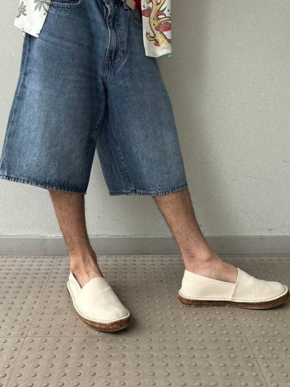 ホワイト系のシャツ/ブラウス、ブルー系のその他パンツ、ホワイト系のサンダルを着用したメンズの夏コーディネートの3枚目の写真