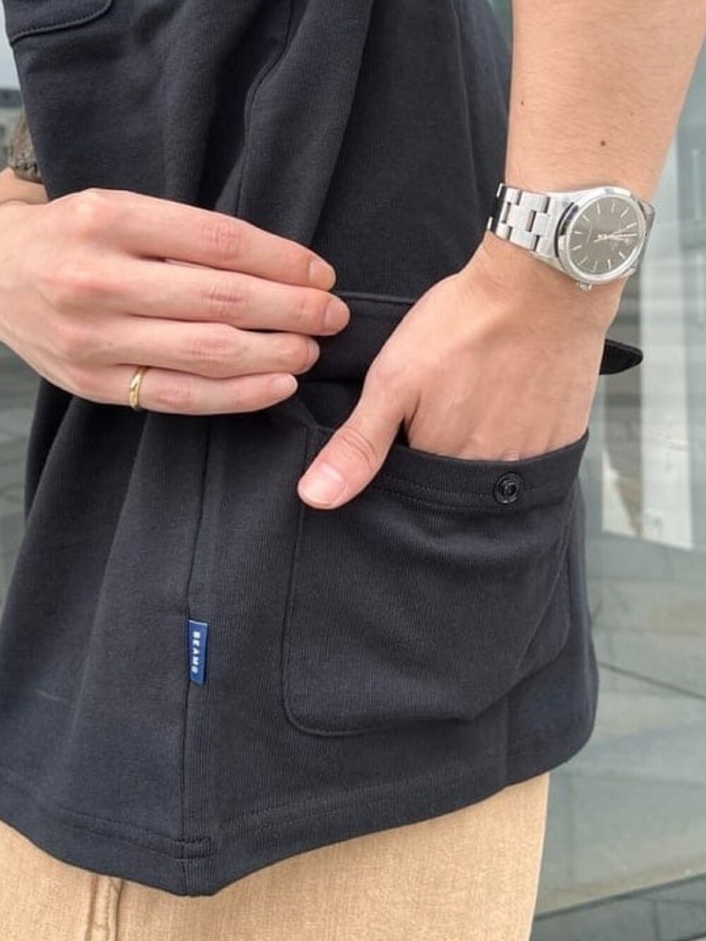 ブラック系のTシャツ/カットソーを着用したメンズの夏コーディネートの4枚目の写真