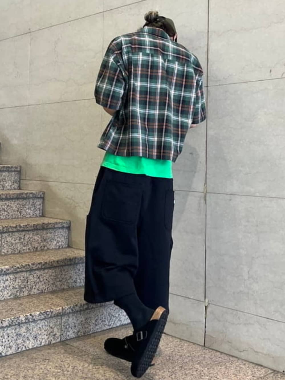 グリーン系のシャツ/ブラウス、ブラック系のその他パンツ、ブラック系のサンダルを着用したメンズの夏コーディネートの2枚目の写真