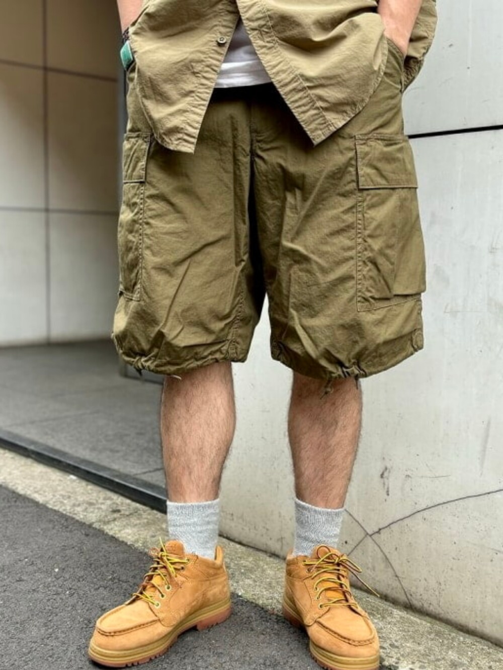 グリーン系のその他パンツ、グリーン系のシャツ/ブラウスを着用したメンズの夏コーディネートの2枚目の写真