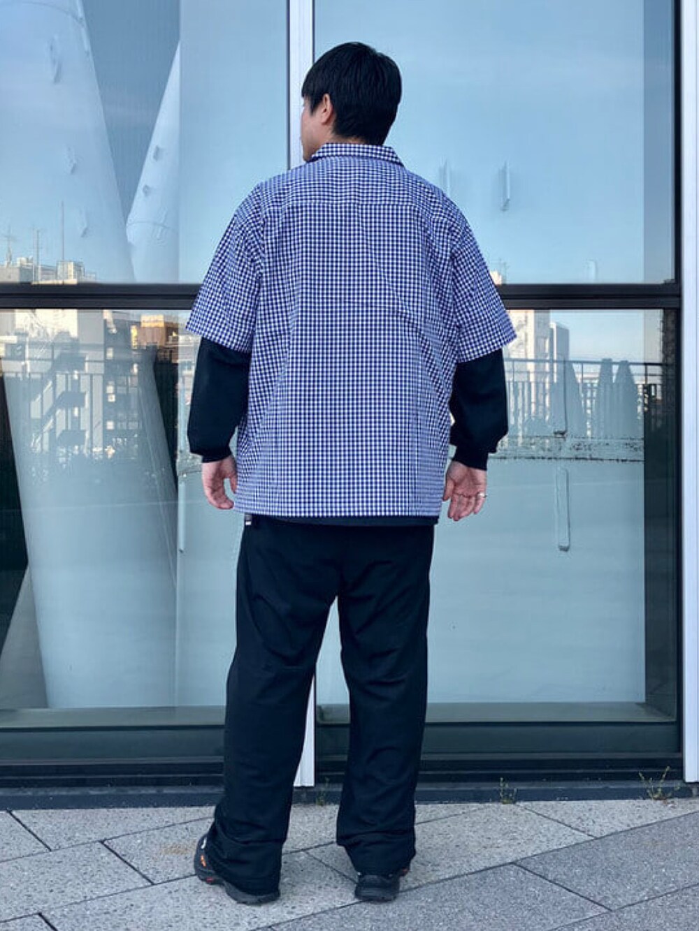 ブルー系のシャツ/ブラウス、ブラック系のその他パンツを着用したメンズの夏コーディネートの4枚目の写真