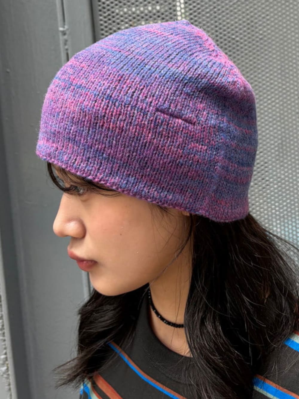 ホワイト系のその他パンツ、ブラック系のTシャツ/カットソー、パープル系のハットを着用したレディースの秋コーディネートの6枚目の写真
