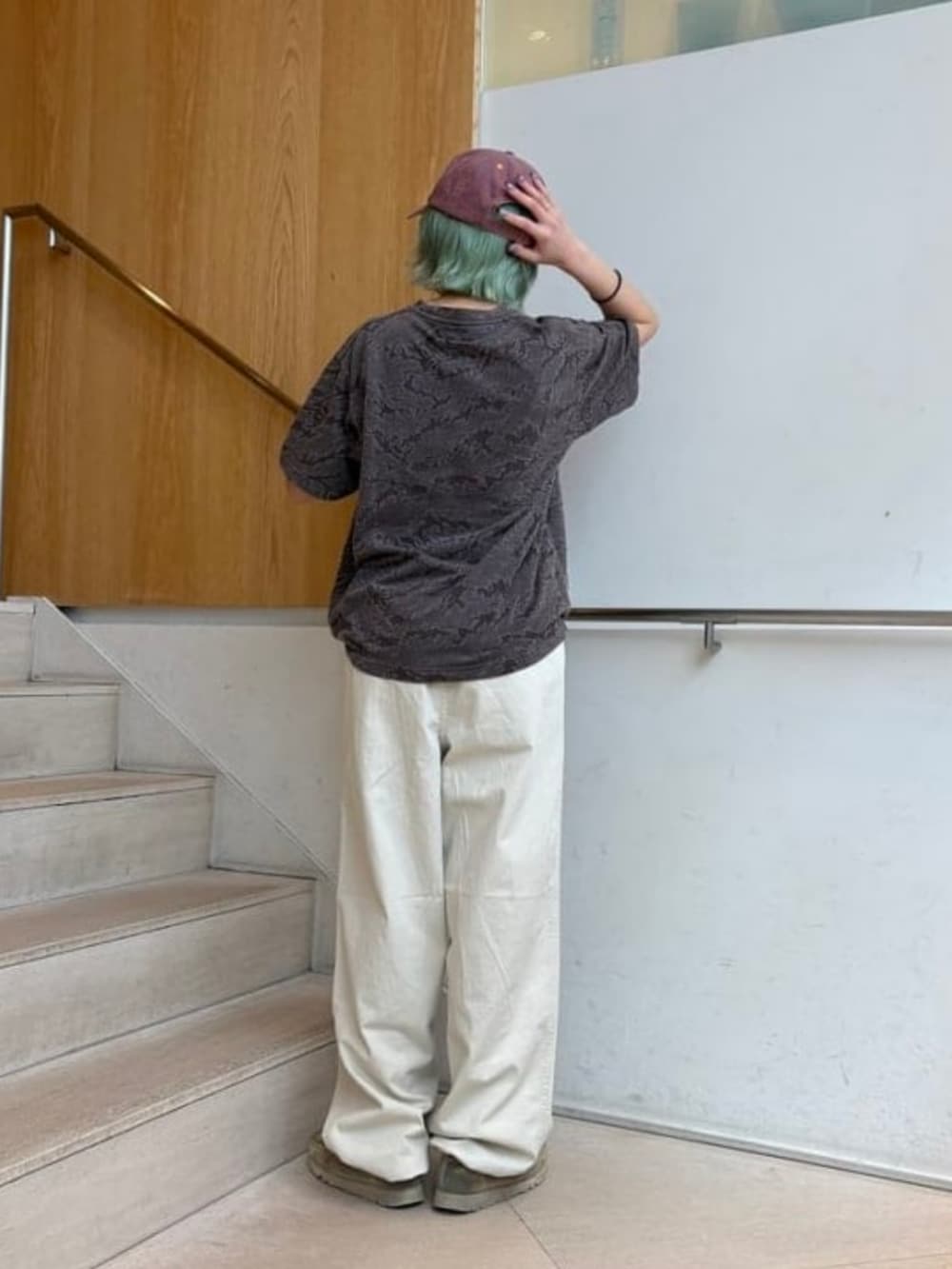 ブラウン系のTシャツ/カットソー、ホワイト系のその他パンツ、レッド系のキャップを着用したメンズの春コーディネートの2枚目の写真