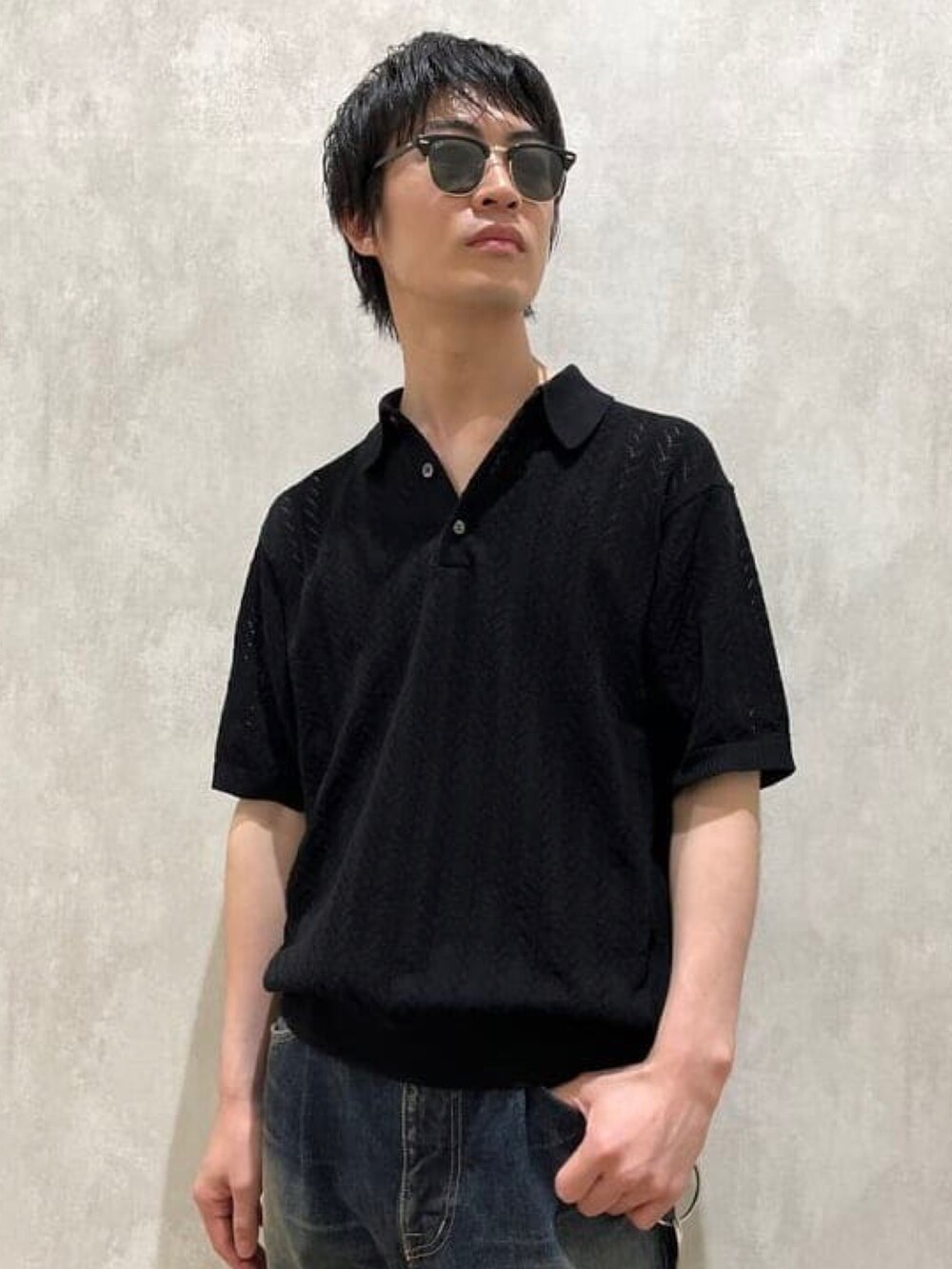 ブラック系のポロシャツ、ブラック系のタンクトップ、ブラウン系のサングラスを着用したメンズの夏コーディネートの3枚目の写真