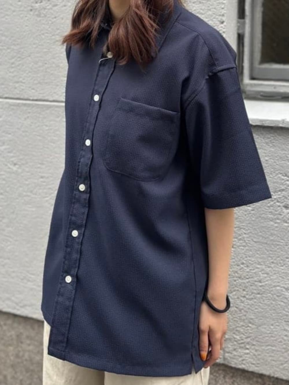 ホワイト系のその他パンツ、ブルー系のシャツ/ブラウス、ブラック系のハットを着用したメンズの夏コーディネートの3枚目の写真