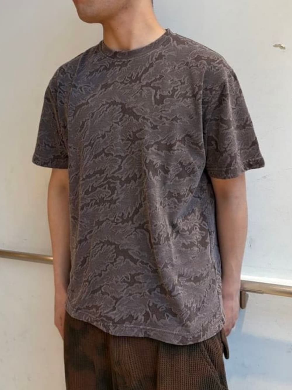 ブラウン系のカーゴパンツ、ブラウン系のTシャツ/カットソーを着用したメンズの春コーディネートの3枚目の写真