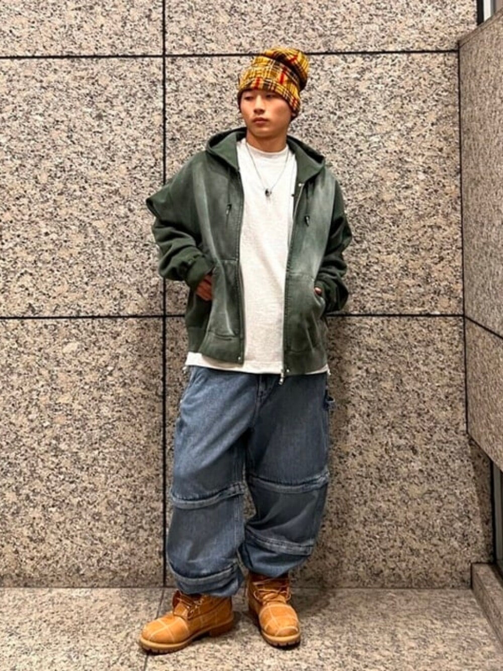 グリーン系のパーカー、ホワイト系のTシャツ/カットソー、ブルー系のデニムパンツを着用したメンズの春コーディネートの2枚目の写真