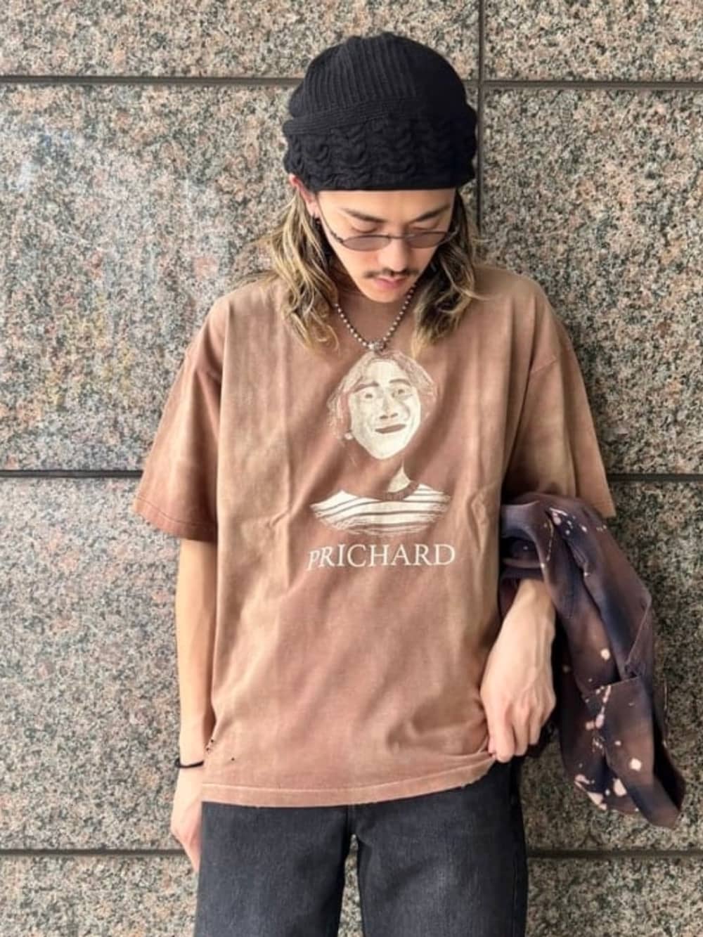ブラウン系のTシャツ/カットソー、ブラウン系のシャツ/ブラウス、ブラック系のデニムパンツを着用したメンズの春コーディネートの4枚目の写真