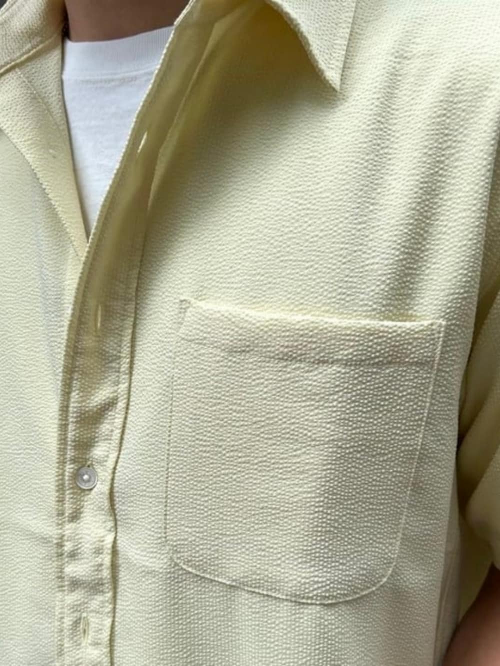 イエロー系のシャツ/ブラウス、ホワイト系のTシャツ/カットソーを着用したメンズの夏コーディネートの7枚目の写真