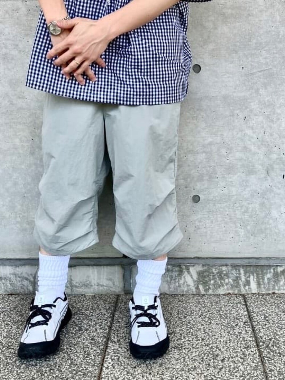 ブルー系のシャツ/ブラウス、グレー系のその他パンツ、ホワイト系のソックス/靴下を着用したメンズの夏コーディネートの5枚目の写真