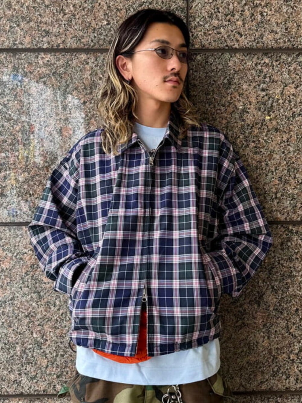 ブルー系のブルゾン、ブルー系のTシャツ/カットソーを着用したメンズの春コーディネートの2枚目の写真