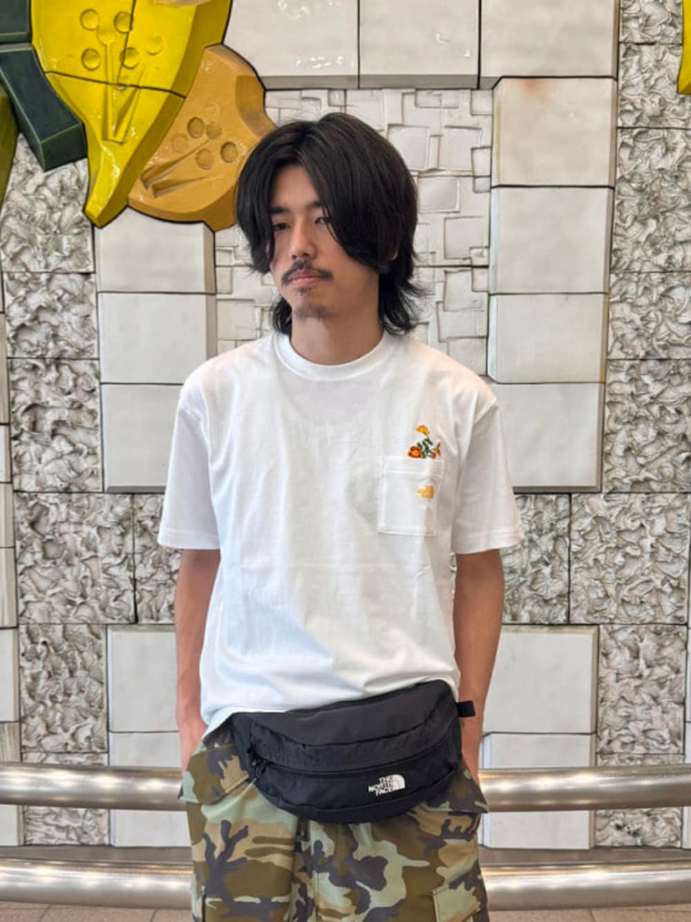 ブラック系のボディバッグ/ウエストポーチ、ホワイト系のTシャツ/カットソー、ベージュ系のシャツ/ブラウスを着用したメンズの春コーディネートの5枚目の写真