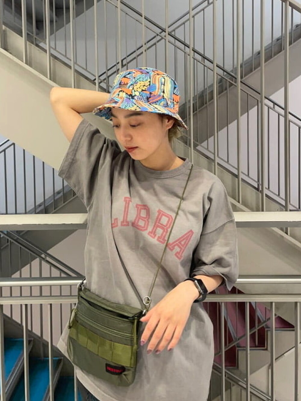 グレー系のTシャツ/カットソーを着用したレディースの春コーディネートの3枚目の写真