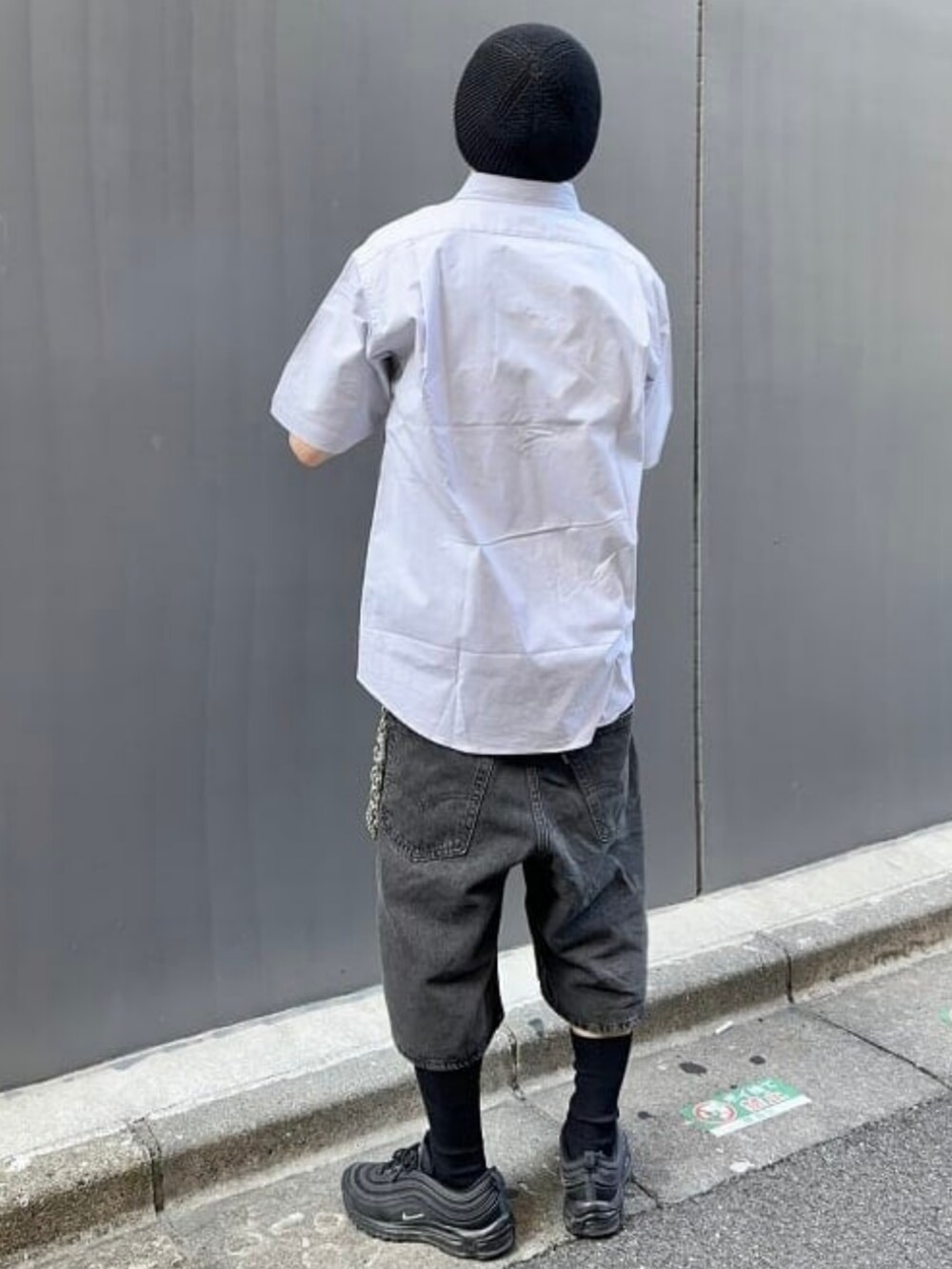 グレー系のシャツ/ブラウス、ブラック系のその他パンツ、ブラック系のTシャツ/カットソーを着用したメンズの春コーディネートの2枚目の写真