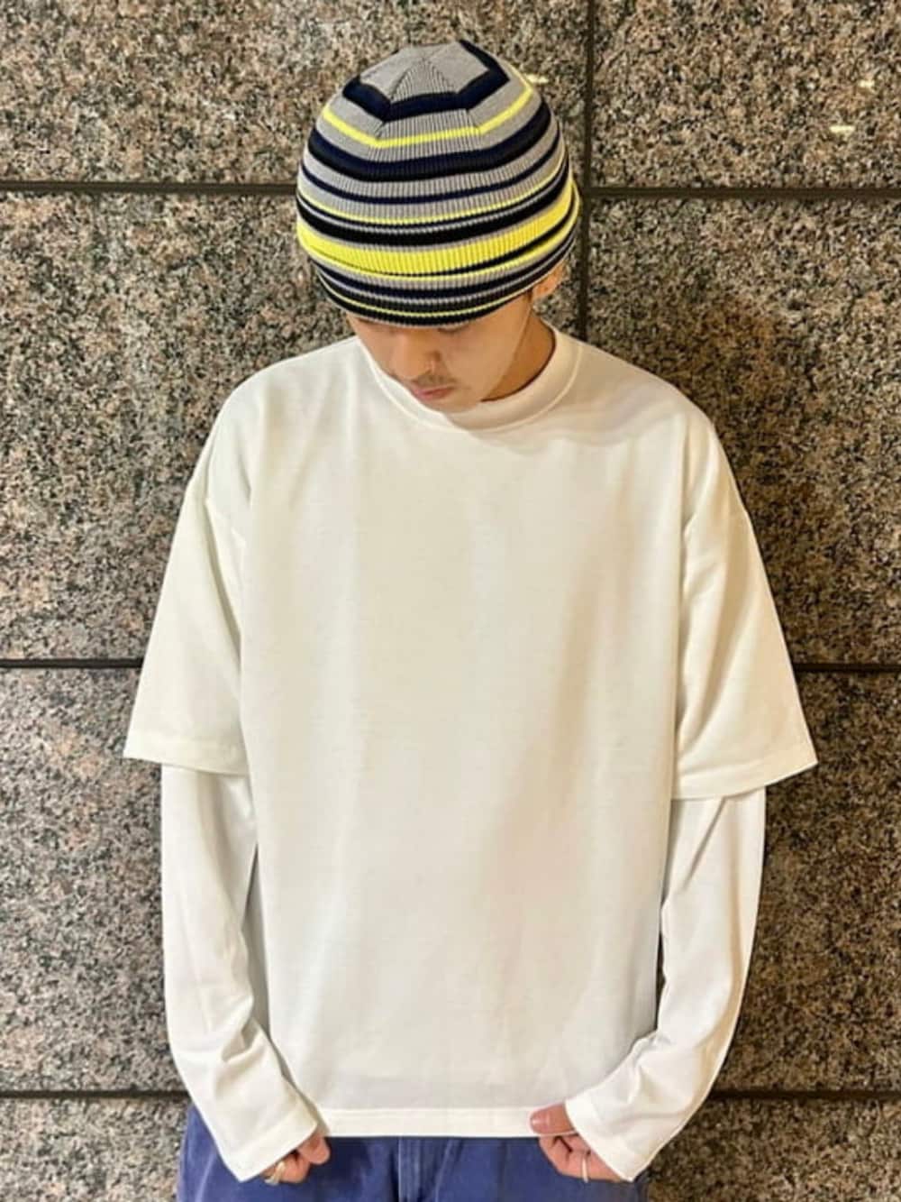 ホワイト系のTシャツ/カットソー、ブルー系のその他パンツ、グレー系のニットキャップ/ビーニーを着用したメンズの秋コーディネートの2枚目の写真