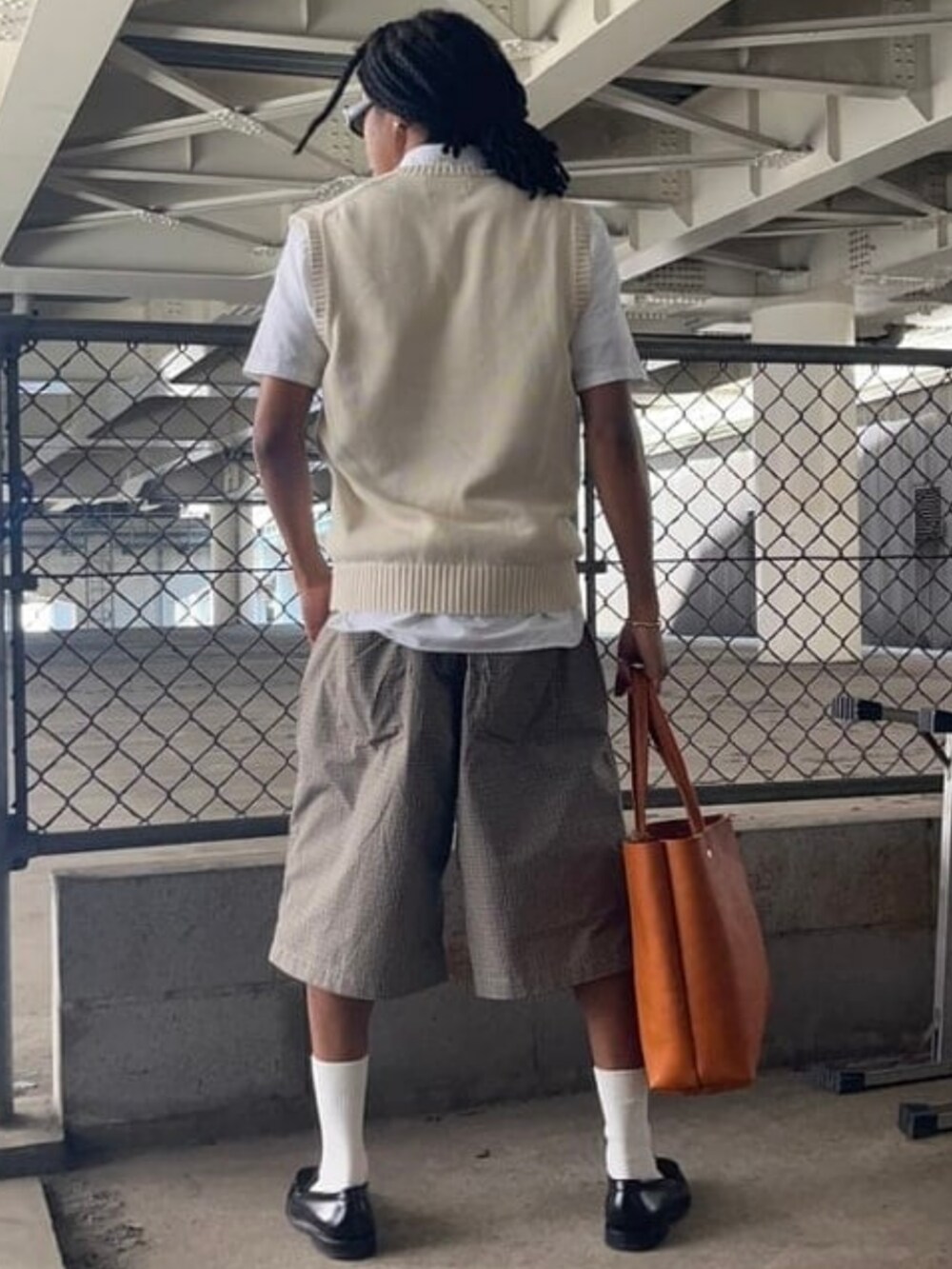 ブラウン系のトートバッグ、ベージュ系のその他パンツ、ホワイト系のシャツ/ブラウスを着用したメンズの夏コーディネートの2枚目の写真