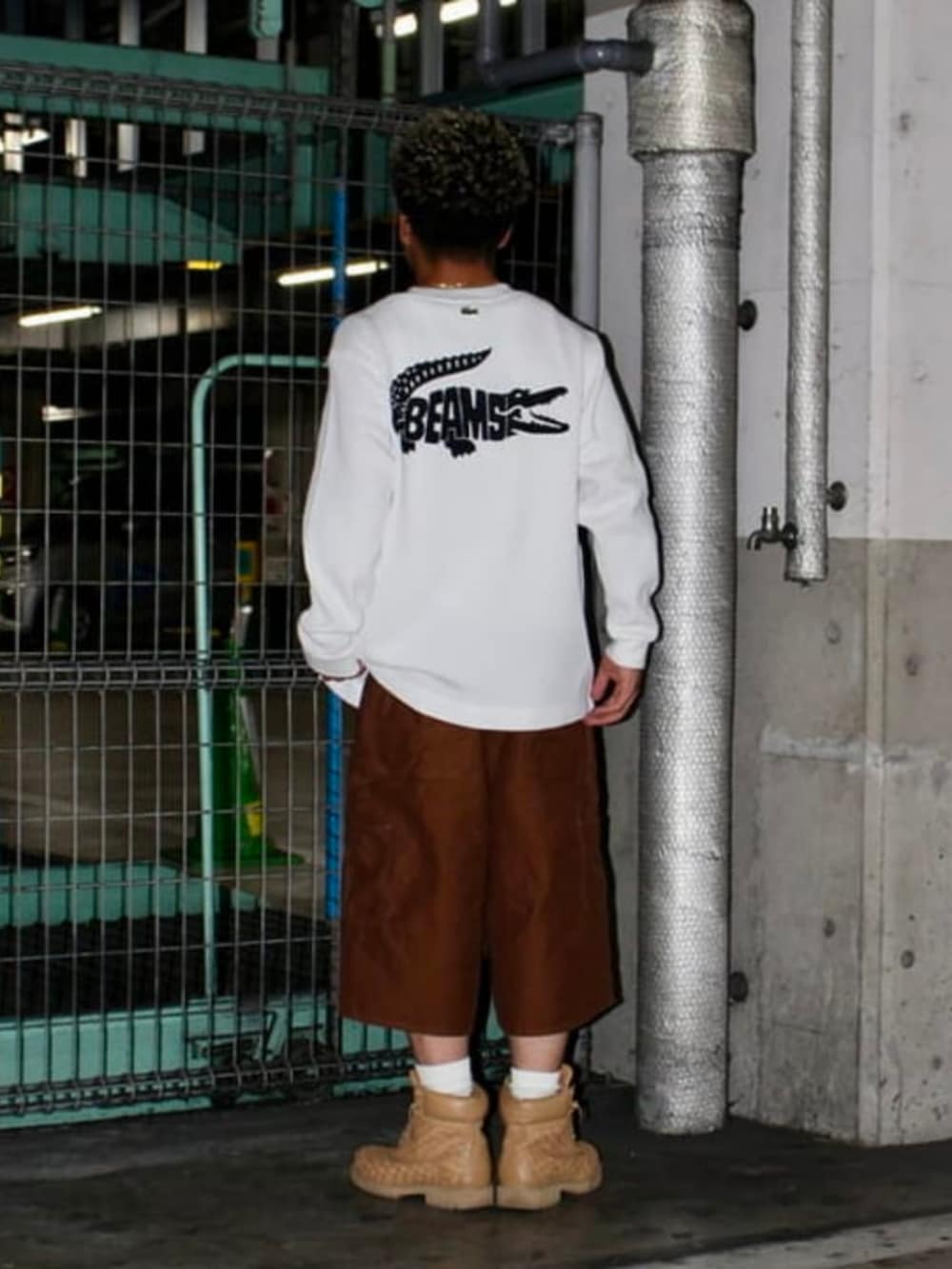 ホワイト系のTシャツ/カットソー、ブラウン系のその他パンツを着用したメンズの秋コーディネートの4枚目の写真