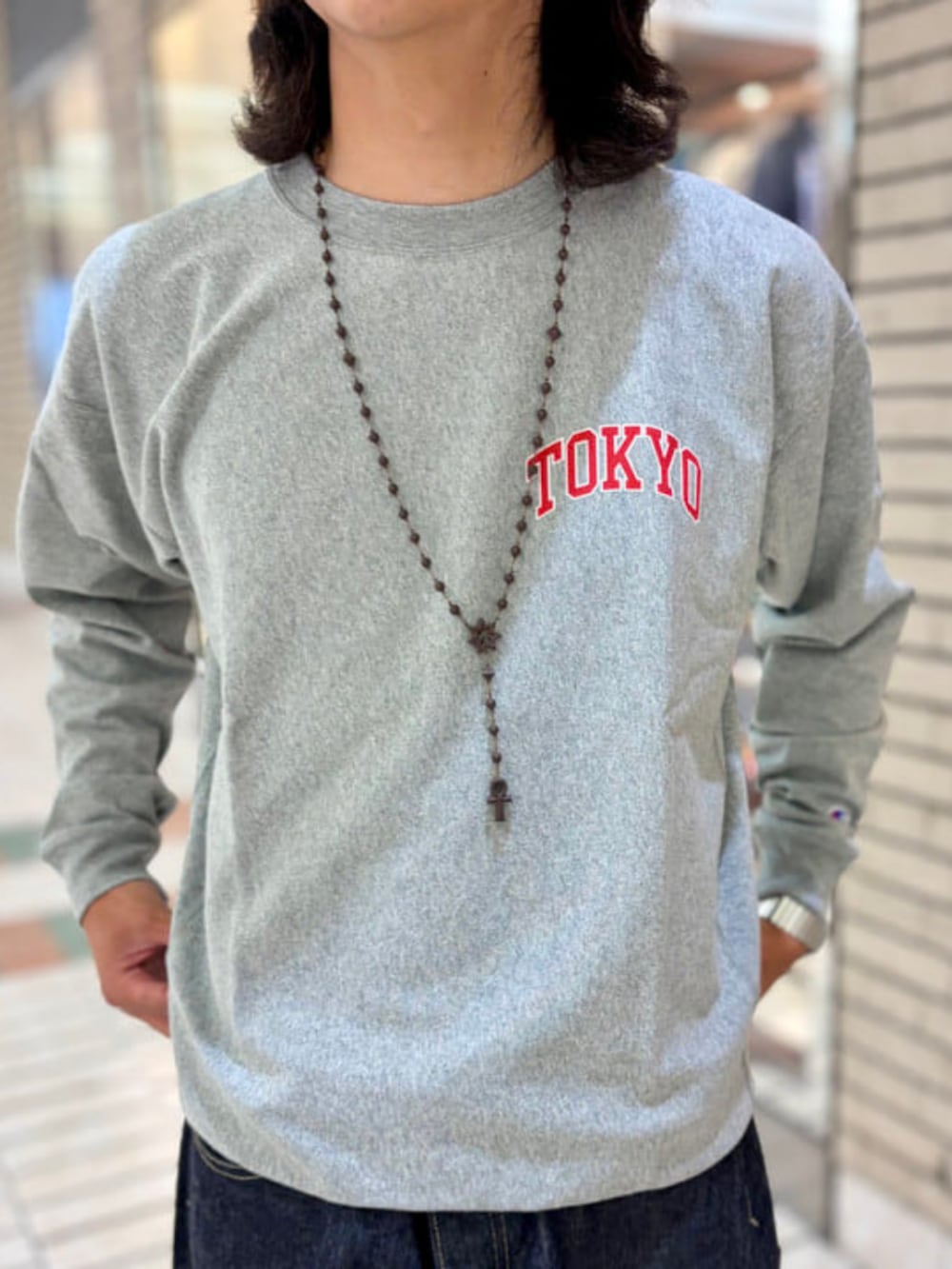 グレー系のTシャツ/カットソー、ブルー系のデニムパンツを着用したメンズの夏コーディネートの2枚目の写真