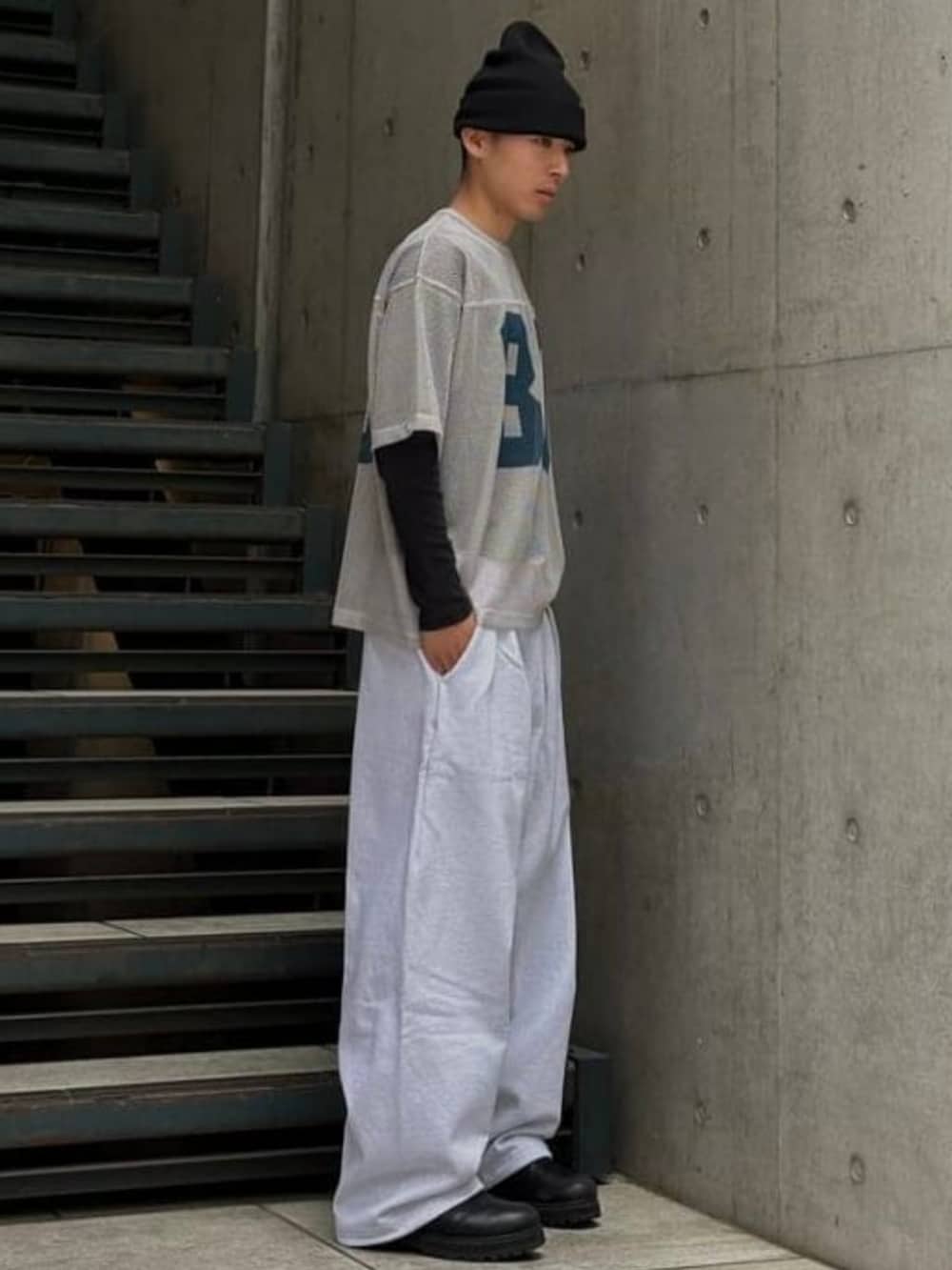 グレー系のスウェットパンツ、グレー系のTシャツ/カットソー、ブラック系のニットキャップ/ビーニーを着用したメンズの春コーディネートの2枚目の写真