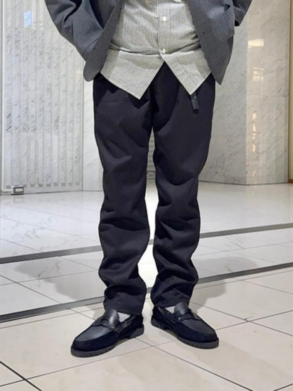ブラック系のその他パンツ、ブラック系のシャツ/ブラウスを着用したメンズの春コーディネートの2枚目の写真